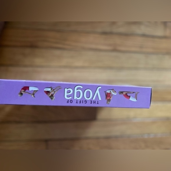 Genuine Hinkler The Gift of Yoga (Workout DVD) Kit - Picture 2 of 4